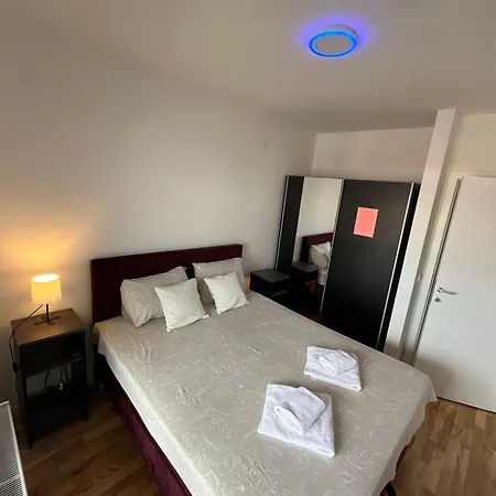 Lux 8, Center, Free Parking