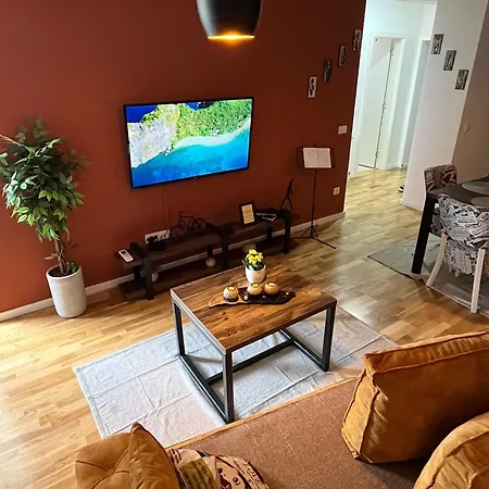 Lux 8, Center, Free Parking